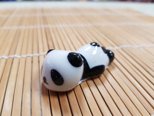 Ablegebank fuer Essstaebchen, Panda Baer , Bauchlage, 5,5x2,5cm